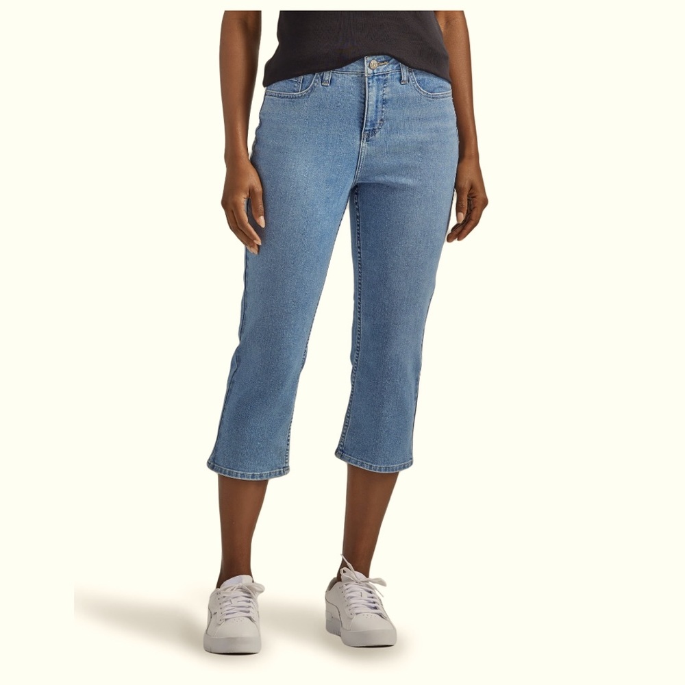 Lee Women’s Mid Rise Denim Capri Size 6 With 22” inseam New With Tags 😃